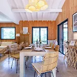 Вилла 6Br Coastal Villa | Pool | Garden Serenity *