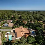 Вилла 6Br Coastal Villa | Pool | Garden Serenity *