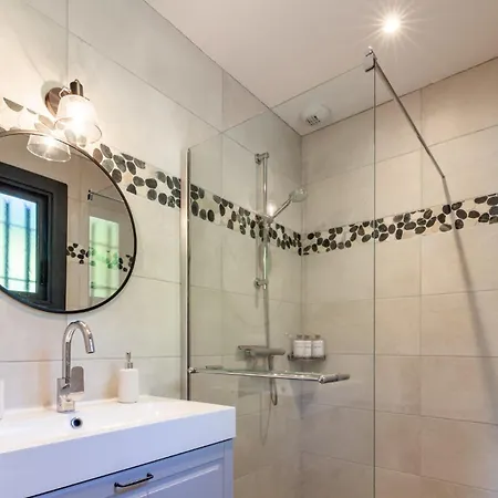 فيلة 6br Coastal | Pool | Garden Serenity